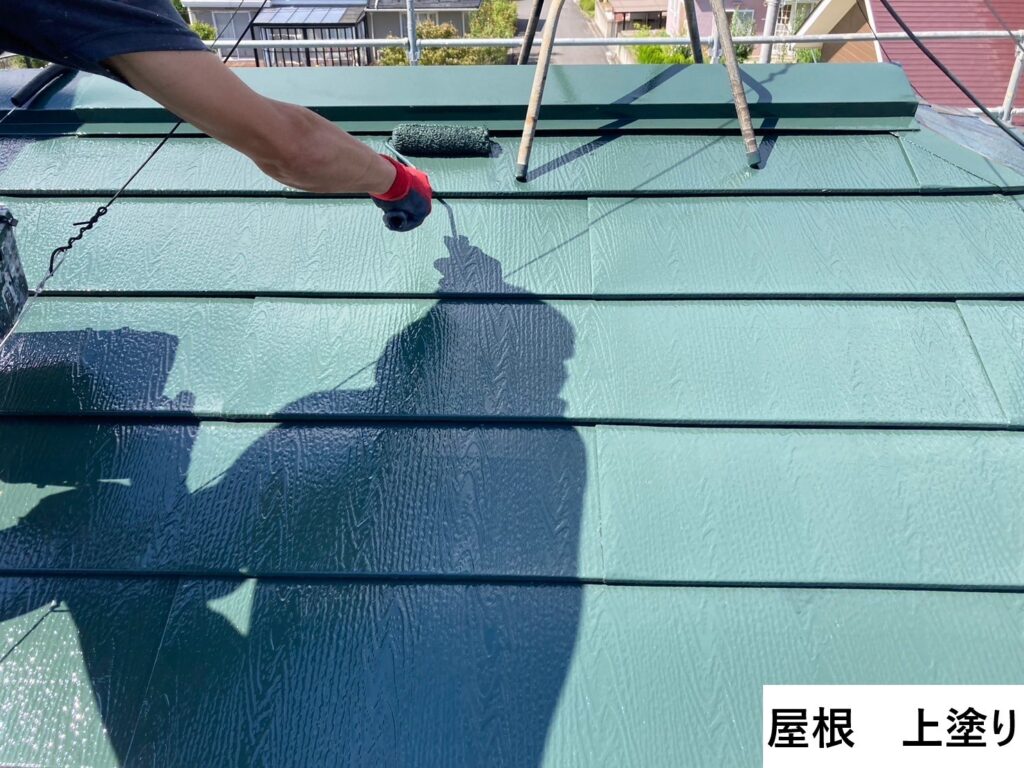 屋根の上塗りです。しっかりと塗り重ねていきます。